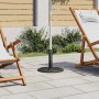 Grüner Gusseisen Sonnenschirmständer mit floralem Muster auf Terrasse, hält weißen Schirm. Stabil für Garten & Außenbereich.