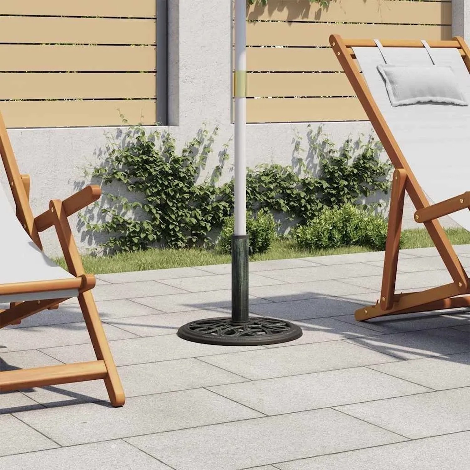 Grüner Gusseisen Sonnenschirmständer mit floralem Muster auf Terrasse, hält weißen Schirm. Stabil für Garten & Außenbereich.