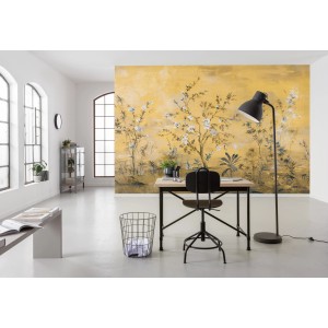 Komar Vlies Fototapete Mandarin, 368x248 cm, mit floralem Muster in Gelb und Weiß im Wohnraum.