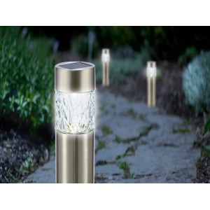 3er Set Solarspieße in Silber aus Edelstahl und Glas als dekorative Wegeleuchten.