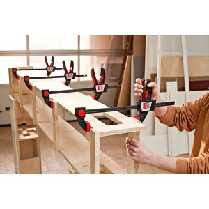 Anwendung der Bessey Einhandzwinge EZS 300/80 beim Verleimen von Holz.