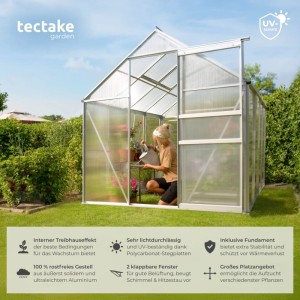 Tectake Gewächshaus mit Fundament, Aluminiumrahmen, transparent, mit offener Schiebetür und Frau beim Gießen von Pflanzen.