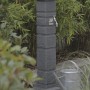 Arves Wasserzapfstelle Romana Black Granit mit Chromhahn im Garten.