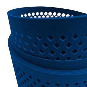 Detailaufnahme: Enzianblauer Sichtschutzstreifen mit Diamantmuster für Doppelstabmattenzaun.