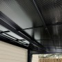 Detailansicht der anthrazitfarbenen Sojag Terrassenüberdachung St. Barth mit Dachplatten.