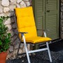 Beo Hochlehner-Saumkissen Brovine Barcelona, 120x50x6 cm, Senfgelb, auf Gartenstuhl.