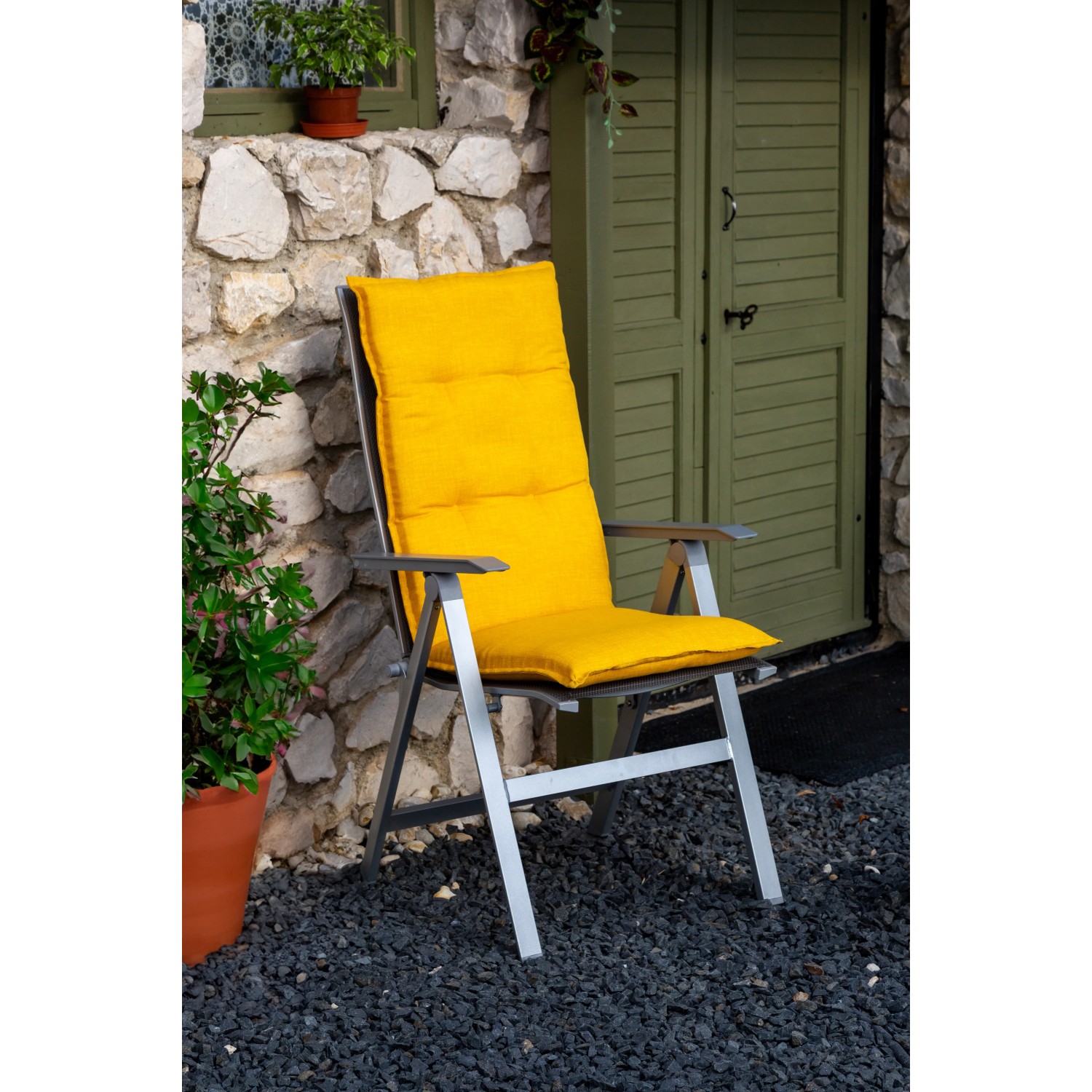 Beo Hochlehner-Saumkissen Brovine Barcelona, 120x50x6 cm, Senfgelb, auf Gartenstuhl.