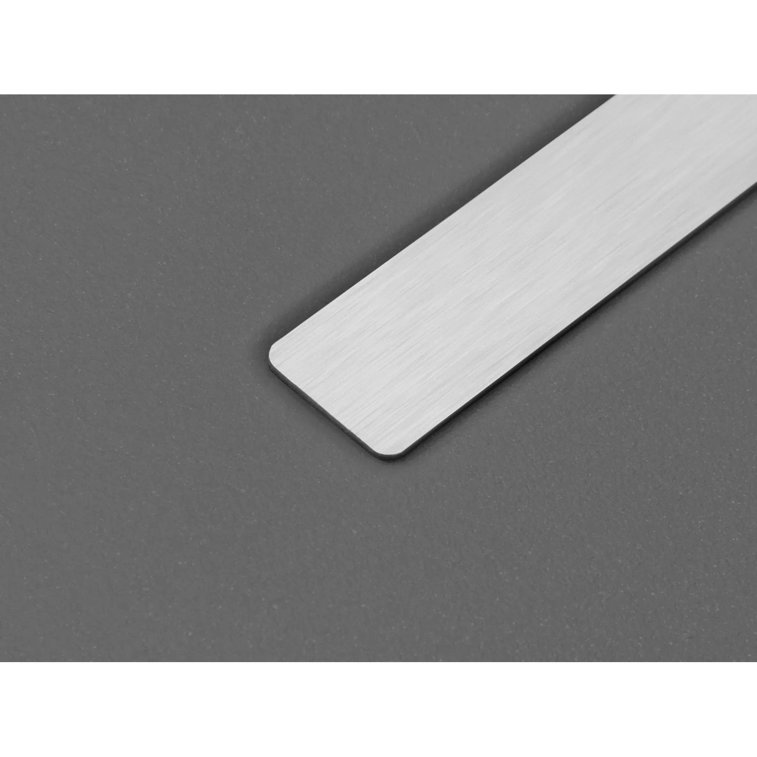 Detailaufnahme einer Edelstahl-Applikation für die Sicherheits-Haustür ThermoSpace Milano Prime.