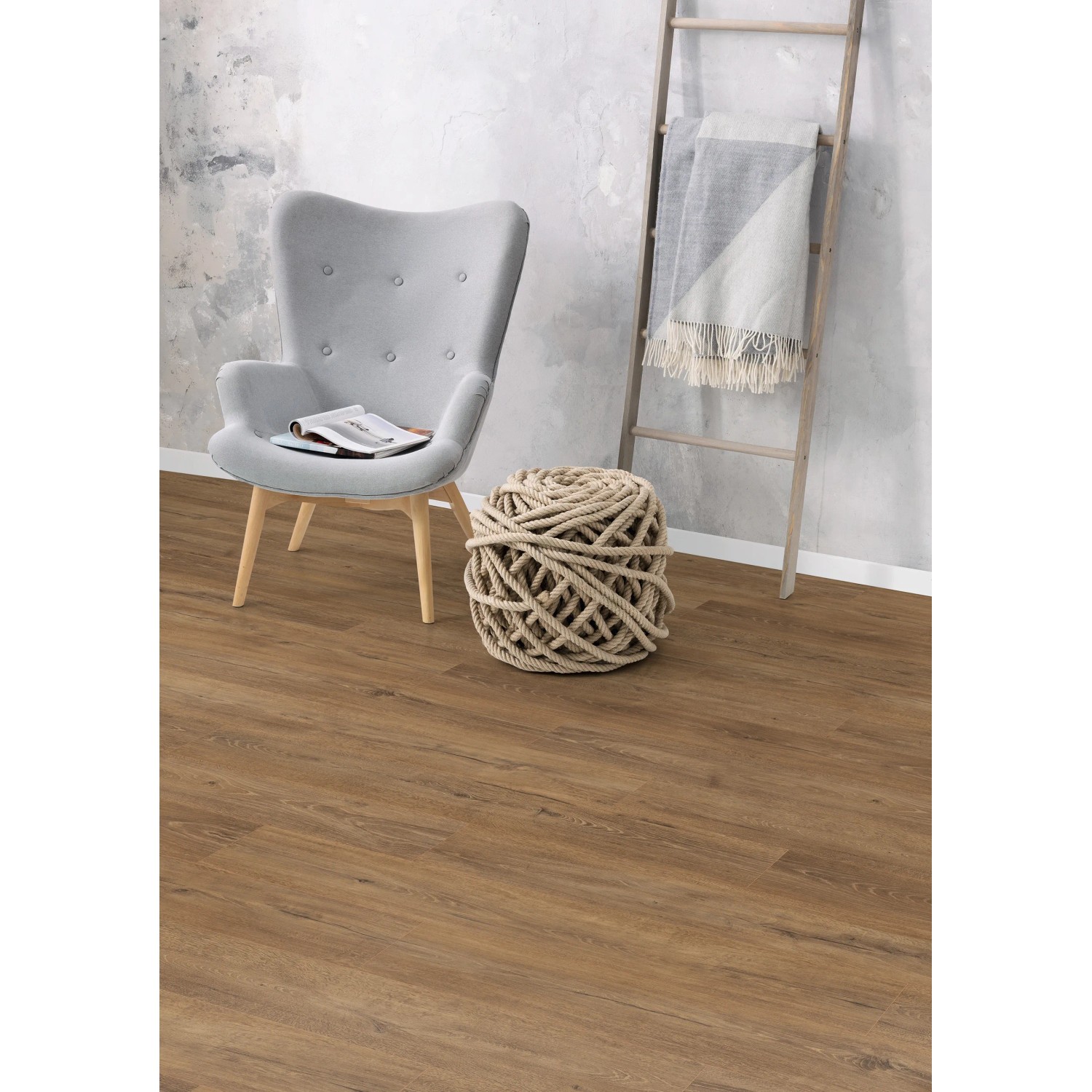 Brauner Egger NatureSense Aqua Laminatboden in Eichenoptik, wasserfest, ideal für Wohnräume.