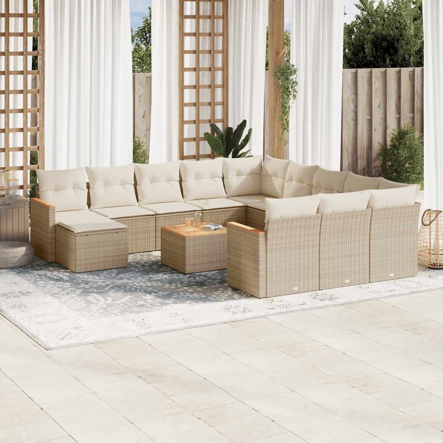 Beige 13-tlg. Garten-Sofagarnitur aus Poly Rattan mit Kissen und Tisch für Terrasse oder Garten.
