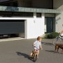 EcoStar Garagen-Sektionaltor, anthrazitgrau, teilweise geöffnet. Familie mit Fahrrädern und Hund vor Garage.