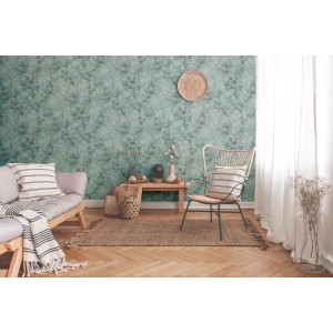 Helles Wohnzimmer mit hellblauer Vliestapete mit Kirschblütenzweigen als Wanddeko.