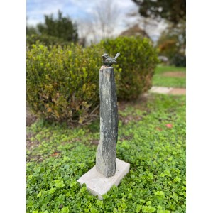 Schiefersäule mit Bronze Vogel als Gartendeko, ca. 55cm hoch.