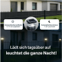 Solar Zaunleuchten auf schwarzem Stabmattenzaun, tagsüber aufladend, nachts leuchtend. LED Beleuchtung für 60x40 Pfosten.