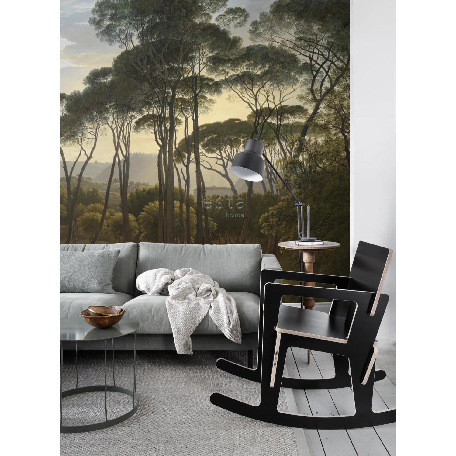 ESTAhome Fototapete mit italienischer Landschaft in Dunkelgrün im Wohnzimmer.