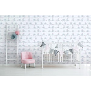 Kinderzimmer mit Vliestapete mit Elefantenmuster in Rosa und Grau hinter Kinderbett und Stuhl.