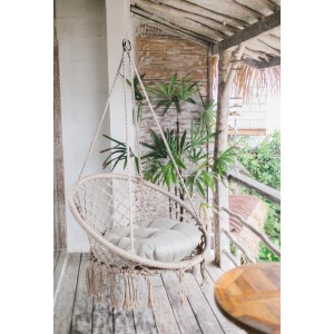 Weißer DELUKE Hängesessel ANGERS aus Geflecht mit Kissen, geeignet für Indoor und Outdoor.