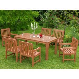 7-teilige Gartenmöbelgruppe Santos aus Eukalyptusholz mit Tisch und 6 Stühlen im Garten.