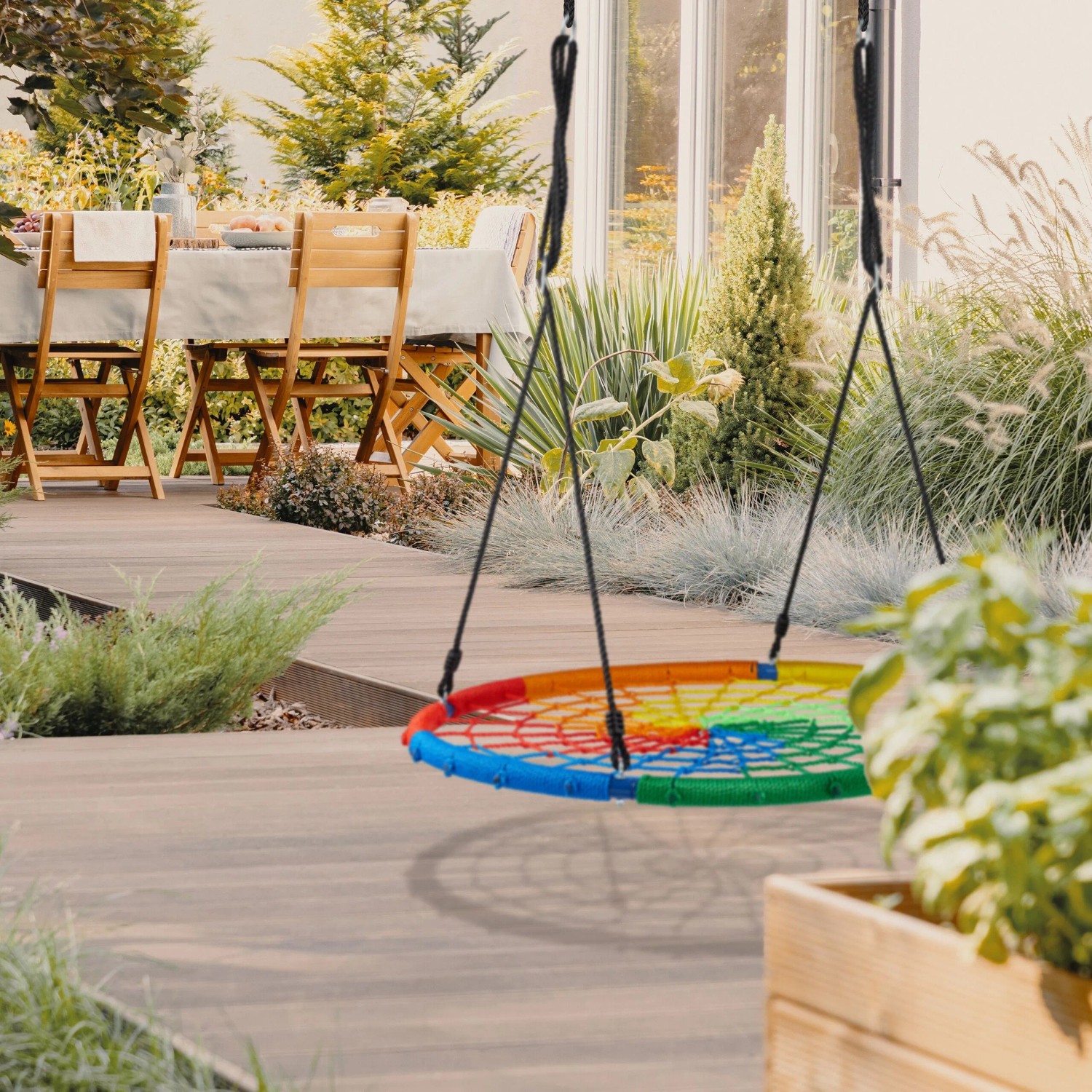 Bunte Relaxdays Nestschaukel im Garten. Runde Kinderschaukel mit Stahlrahmen, höhenverstellbar für Spiel & Erholung.