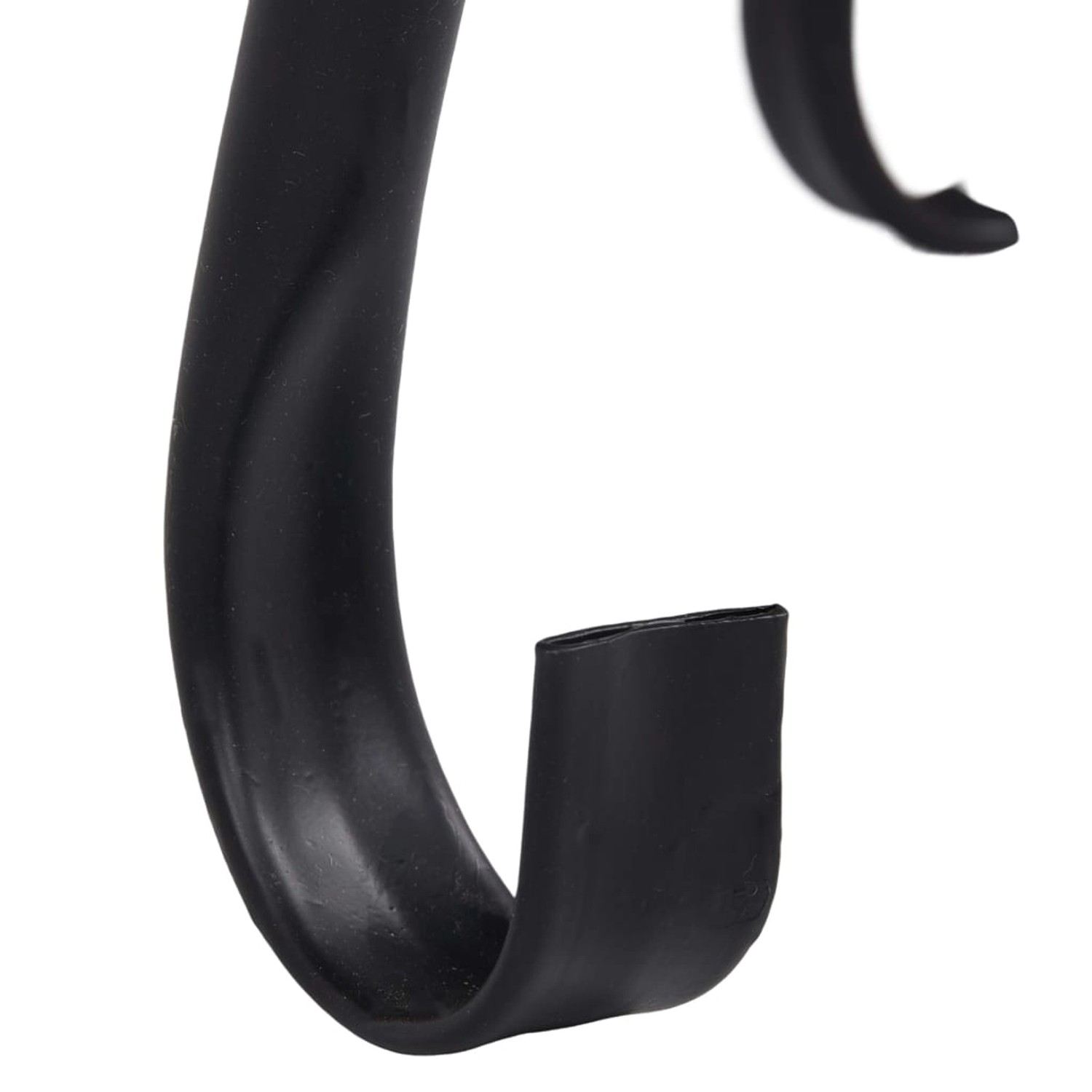 Detailaufnahme: Schwarzer Stahlfuß des vidaXL Feuertisch Mosaik, Teil eines Ofens/Kamins.