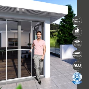 Weiße Windhager Fliegengitter-Schiebetür Expert (120x240cm) mit Mann im Durchgang.