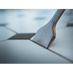 LUX Fliesenmeißel Professional SDS-Plus (75mm) im Einsatz zum Entfernen von Fliesen.