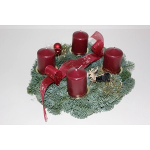 Adventskranz mit 4 bordeauxroten Kerzen, Tannengrün, Schleife und Deko, Ø 30 cm.