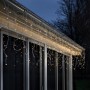Konstsmide LED Solar-Lichtervorhang Eisregen mit bernsteinfarbenen LEDs als Weihnachtsbeleuchtung für den Außenbereich.