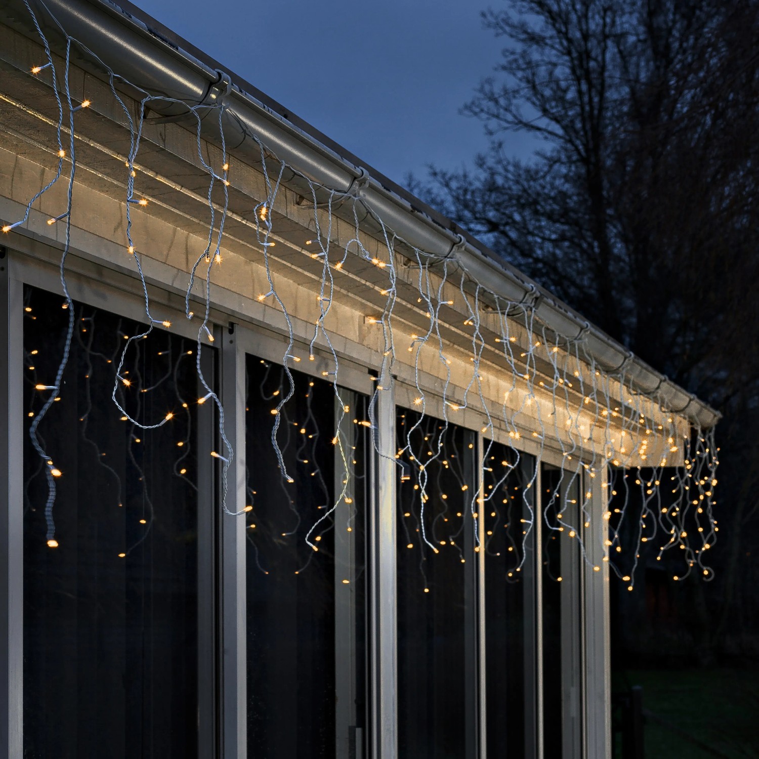 Konstsmide LED Solar-Lichtervorhang Eisregen mit bernsteinfarbenen LEDs als Weihnachtsbeleuchtung für den Außenbereich.