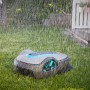 Gardena Mähroboter Sileno life 750 unter Regen auf Rasen. Leiser Rasenmäher-Roboter für Gärten.
