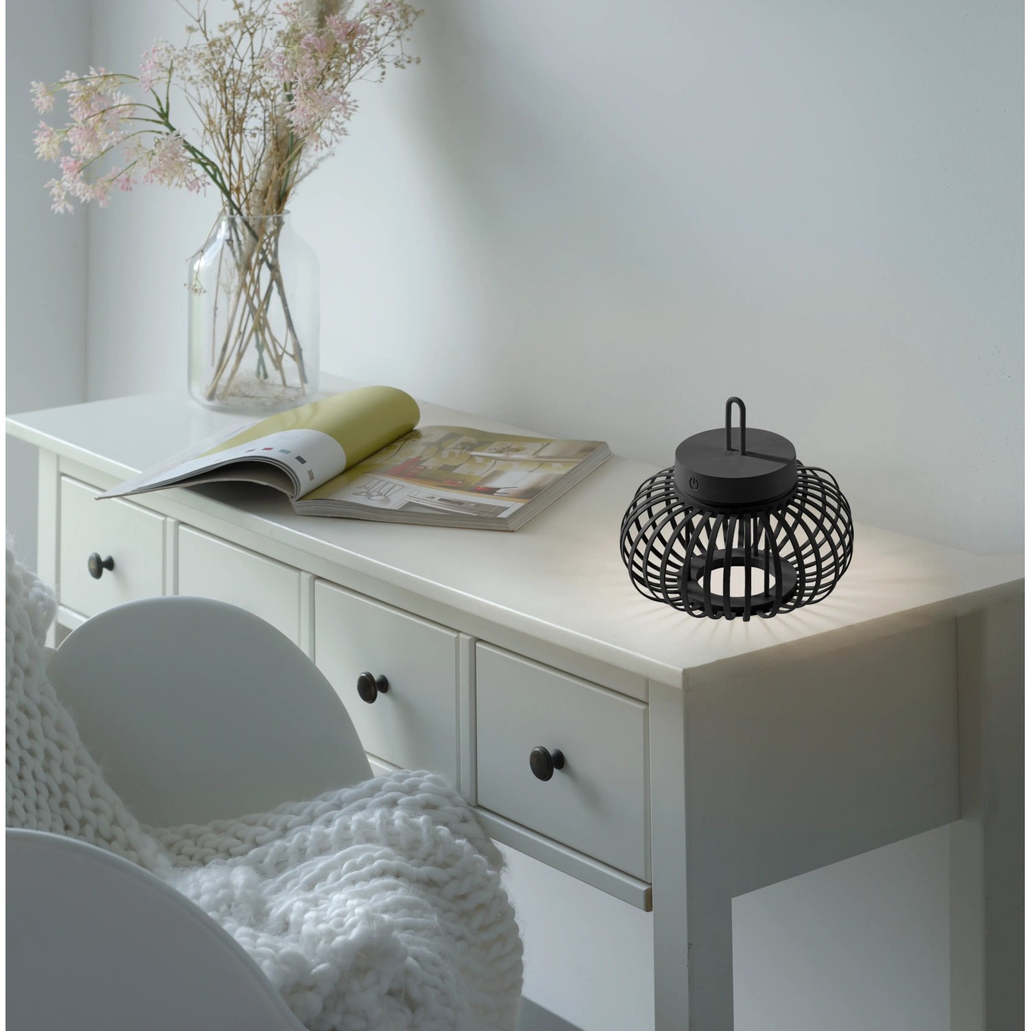 Just Light LED-Akku-Pendelleuchte Akuba, schwarz, Ø 25cm, auf weißer Kommode.