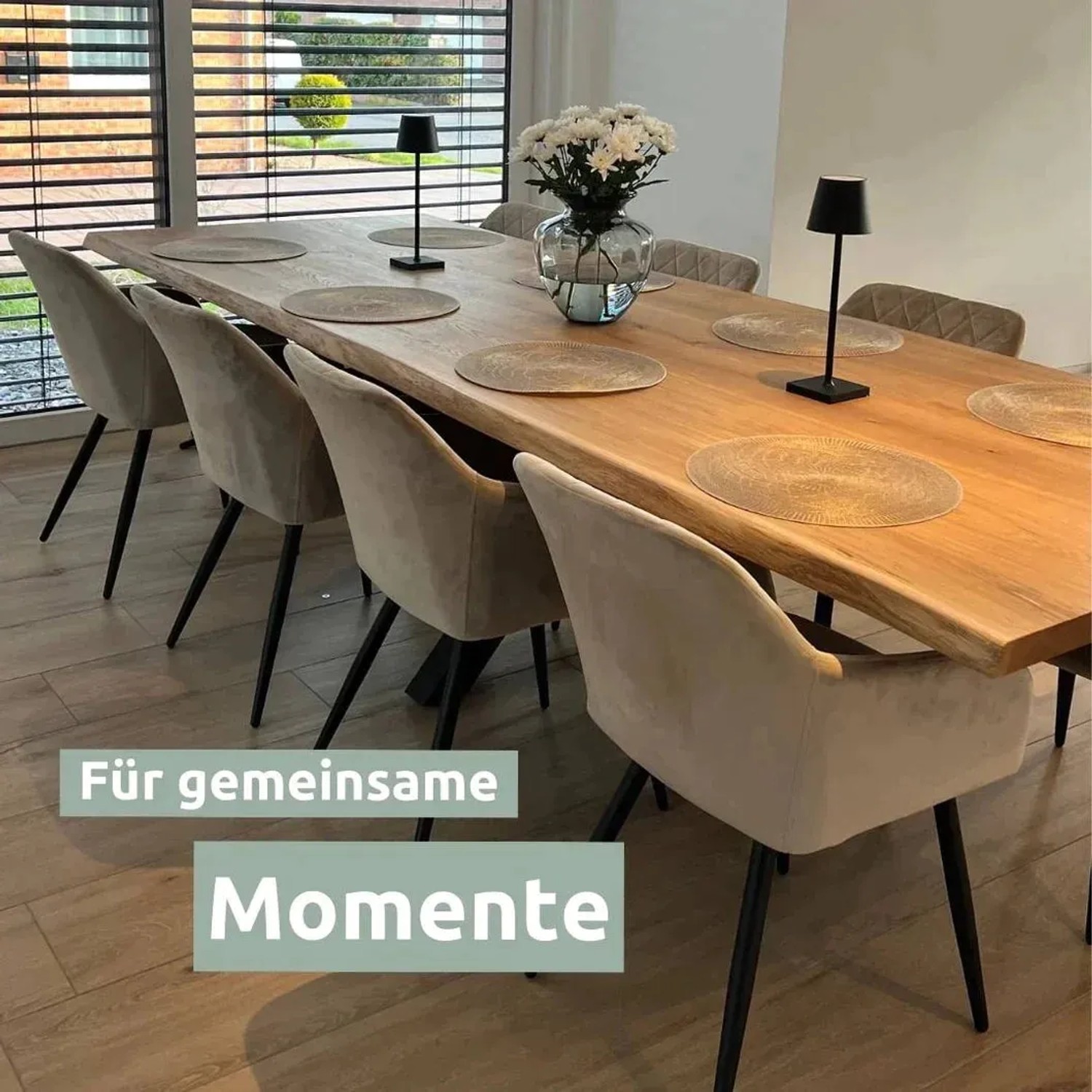 Esstisch mit Massivholzplatte Eiche Baumkante, umgeben von Stühlen. Dekoriert mit Blumen und Lampen.