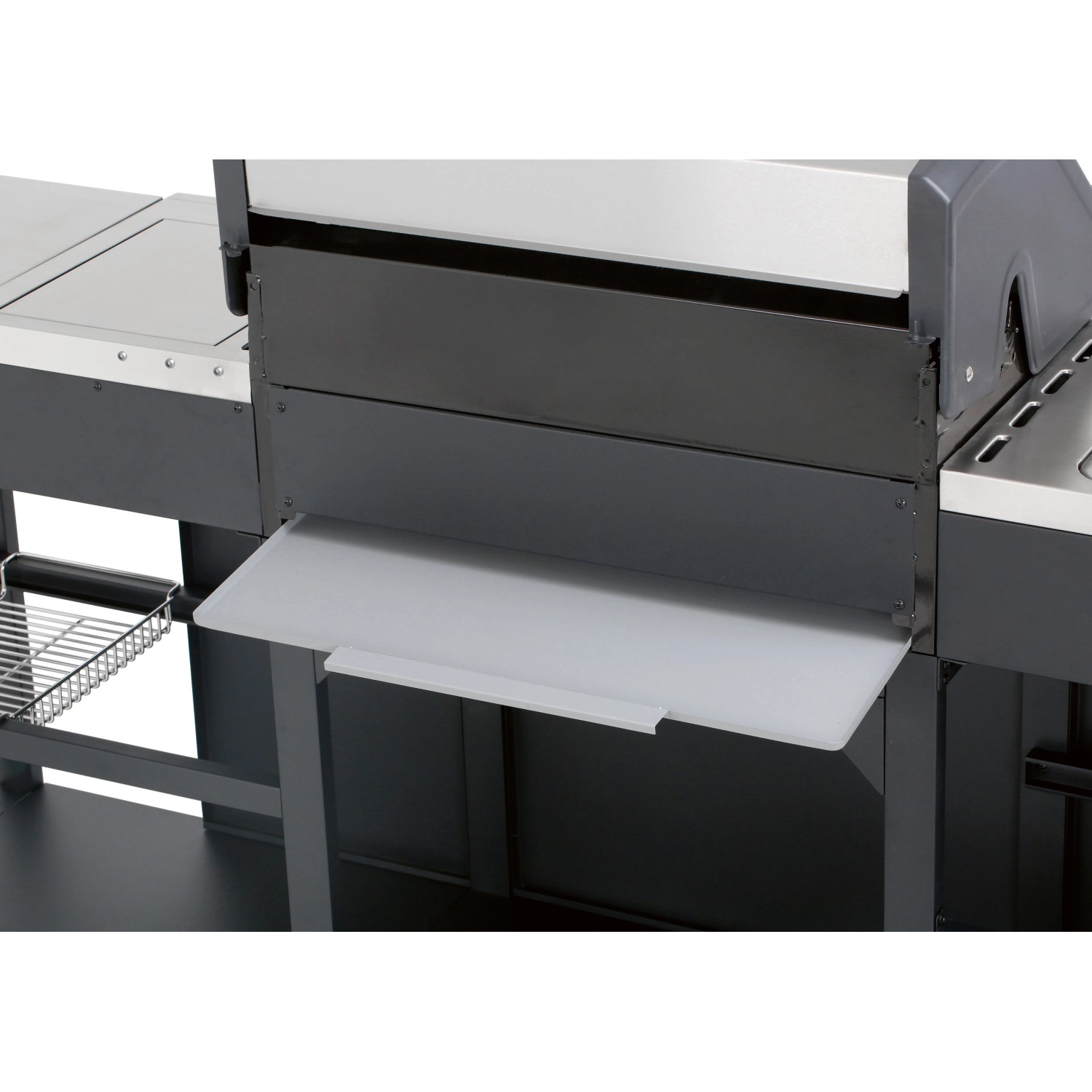 Detailaufnahme Outdoor-Küche mit Gasgrill in Schwarz-Edelstahl mit Ablage.