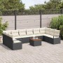 Schwarzes 11-teiliges Garten-Sofa-Set aus Poly Rattan mit Tisch und hellen Kissen.