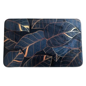 SANILO Badteppich Monstera, 70x110 cm, mit dunkelblauem Blattmuster und goldenen Akzenten.