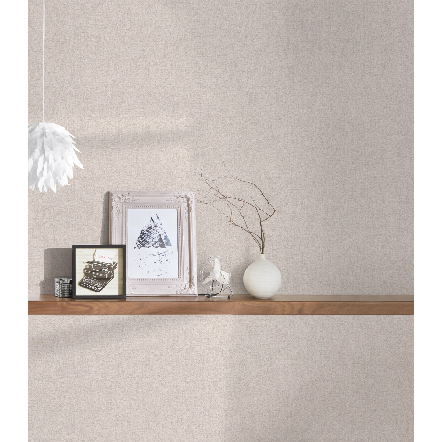 Beige AS-Creation Vliestapete Attractive mit leichter Struktur an Wand mit Deko.