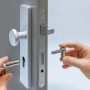 Abus Blindzylinder BlindFlex (50-76 mm, Silber) wird in eine Tür eingesetzt.