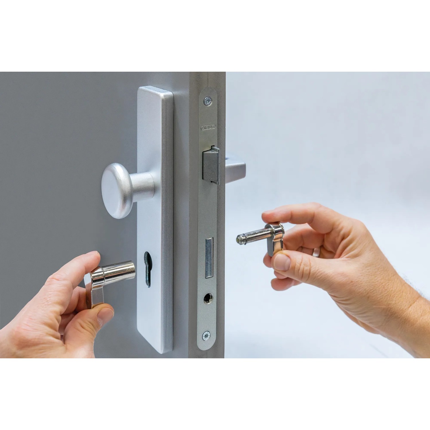 Abus Blindzylinder BlindFlex (50-76 mm, Silber) wird in eine Tür eingesetzt.