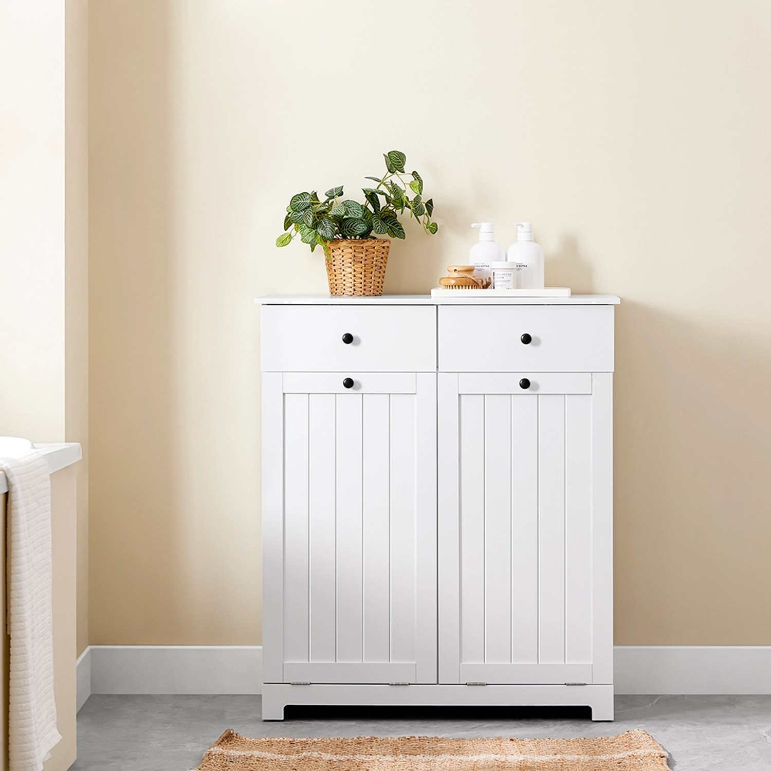 Weißer SoBuy Badschrank BZR33-II-W mit 2 Wäschesäcken und Schubladen. Badaccessoire für mehr Ordnung.