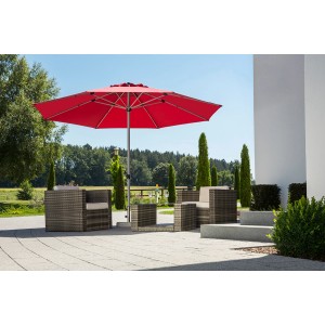 Dunkelroter Schneider Marktschirm Gemini Ø 360 cm mit Kurbel über einer Sitzgruppe im Garten.