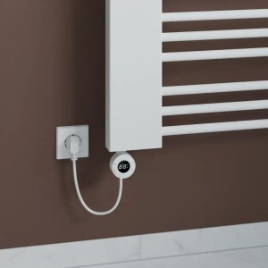 Weißer Azur Elektro-Handtuchwärmer Rosi (146x60 cm) mit digitalem Thermostat an brauner Wand.