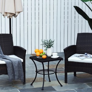 Schwarzer Outsunny Metall-Beistelltisch mit Mesh-Tischplatte auf Terrasse zwischen zwei Stühlen. Ideal als Gartentisch.