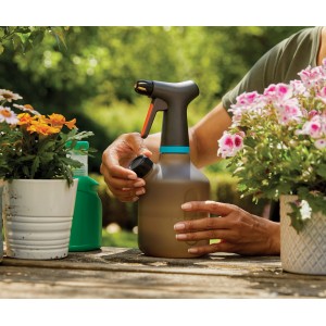 Gardena Pumpsprüher 1 l, transparent, mit Messingdüse und 3in1-Öffnung zum Befüllen.