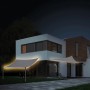 Quadratisches, graues LED-Sonnensegel Belvedere (360x360 cm) mit Beleuchtung am Haus.