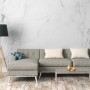 Fototapete Marmor Weiß Grau an Wand hinter Couch und Lampe.