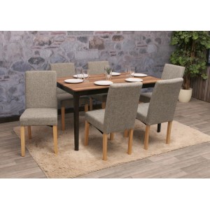 6 graue Esszimmerstühle im Set mit Textilbezug und hellen Holzbeinen, um einen Esstisch gruppiert. Modernes Design.