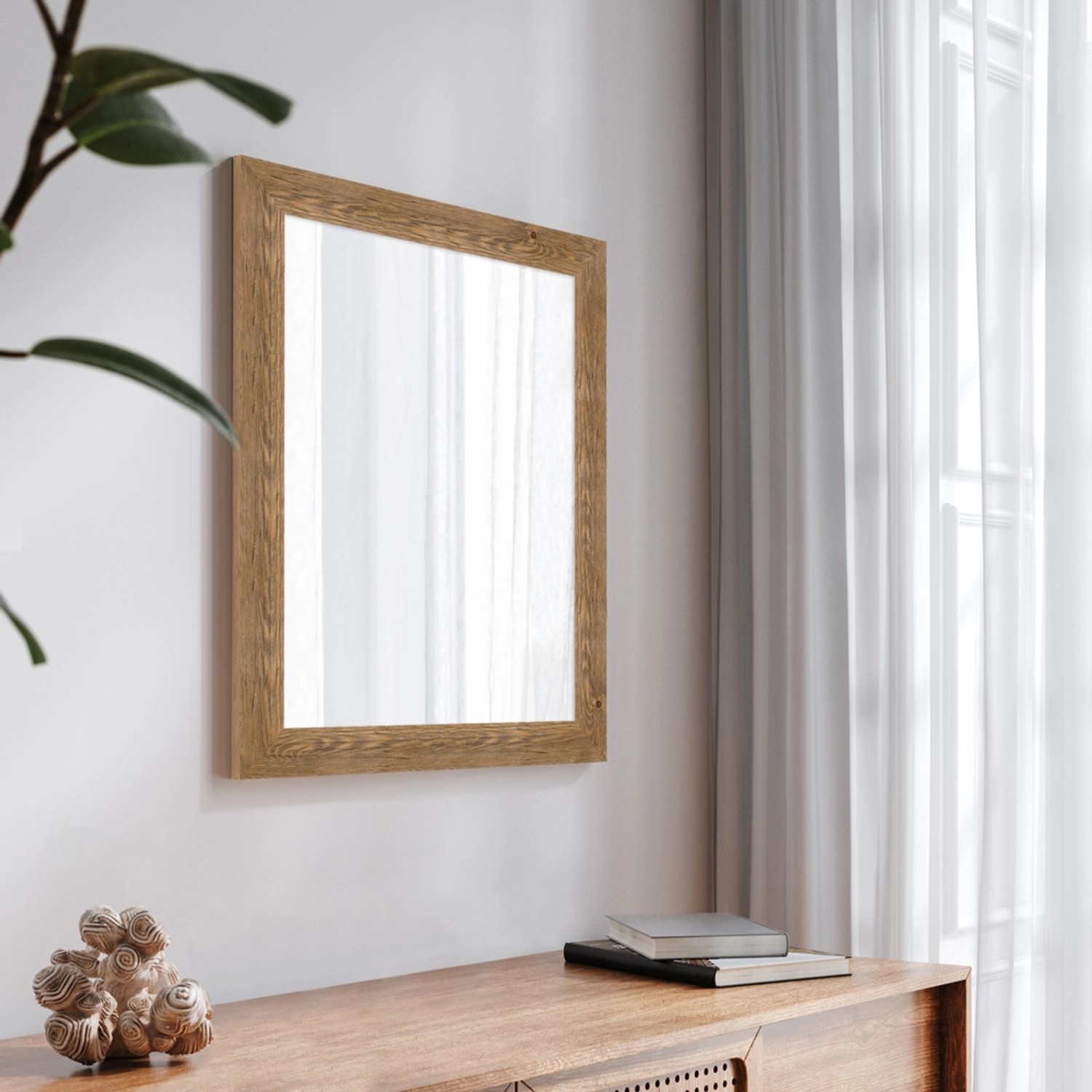 Moderner Wandspiegel (50x70 cm) mit Eiche-Optik Rahmen aus Massivholz.