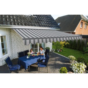 Grau gestreifte Spettmann Halbkassettenmarkise Sky Fix (350x250cm) über einer Terrasse mit sitzenden Personen.
