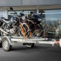 Stema Motorradtransporter Classic MT 750 BS 3 mit zwei Motorrädern auf einem Autoanhänger.