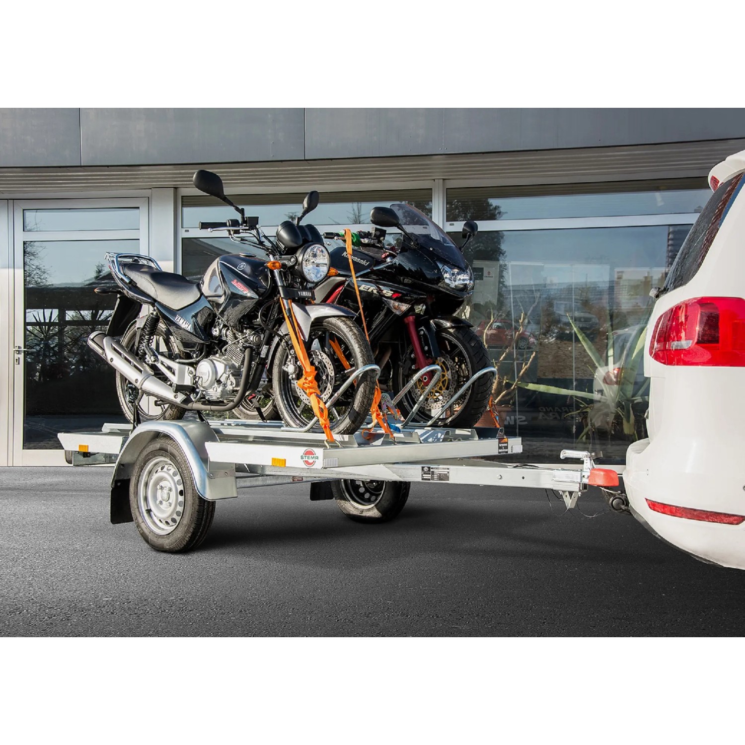 Stema Motorradtransporter Classic MT 750 BS 3 mit zwei Motorrädern auf einem Autoanhänger.